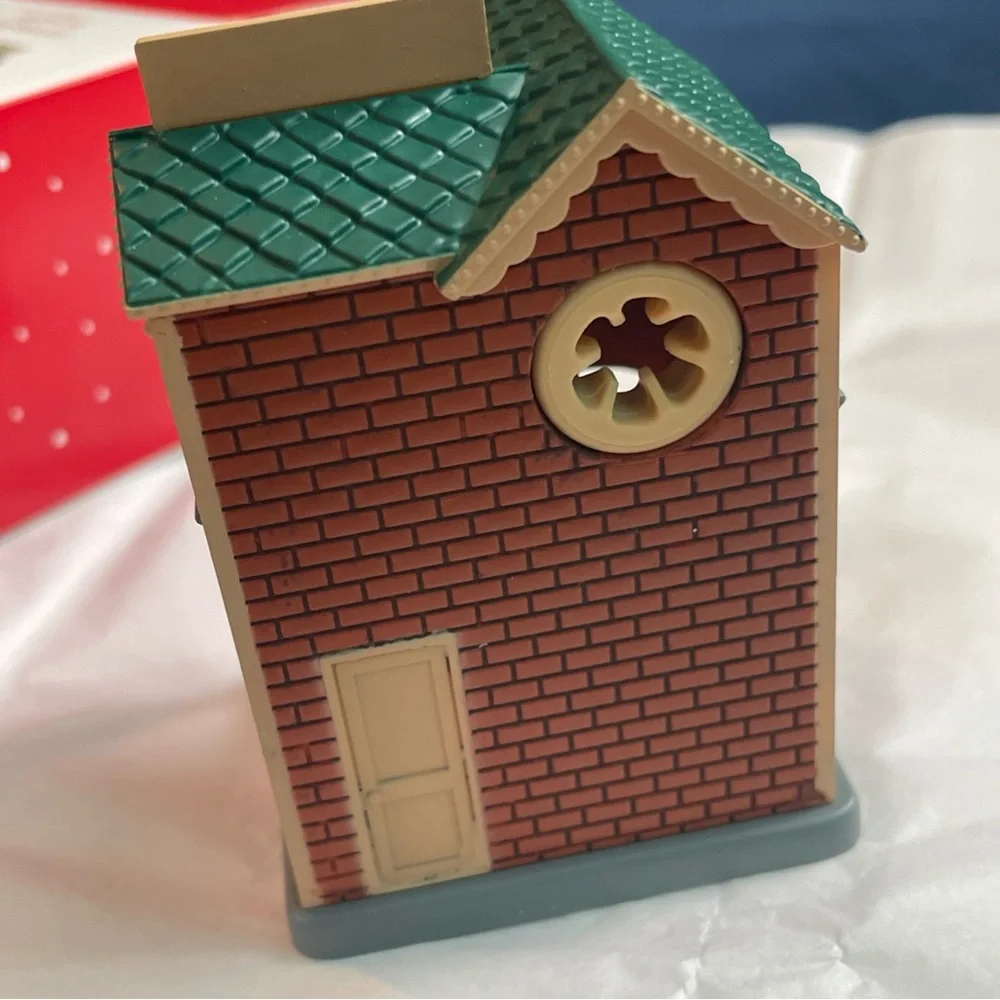 2017 Hallmark Christmas Tree Ornament Halls Station Keepsake Korners NIB
